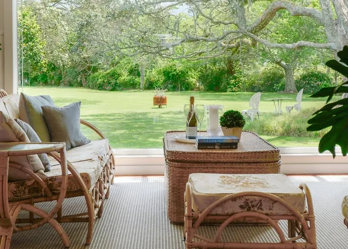 Te Puaha | River & Lakefront Retreat