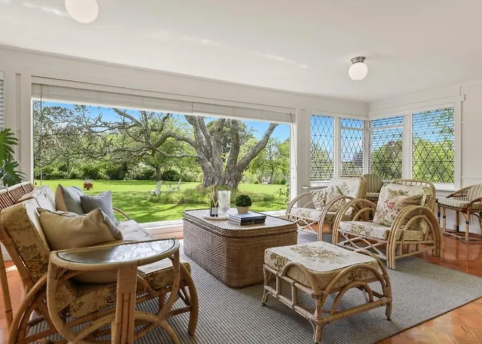 Te Puaha | River & Lakefront Retreat *