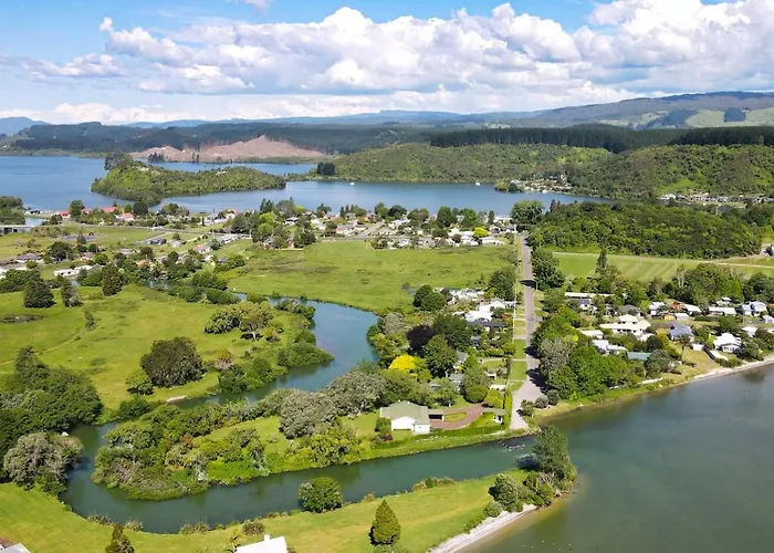 Te Puaha | River & Lakefront Retreat *