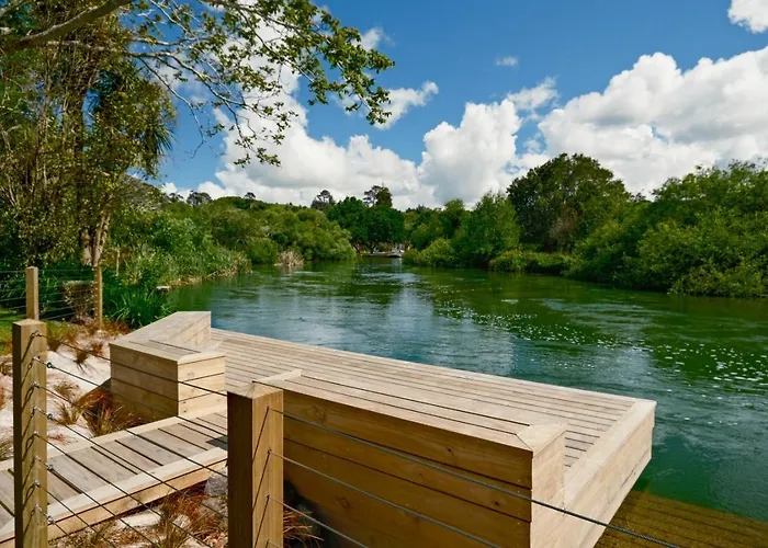 Te Puaha | River & Lakefront Retreat