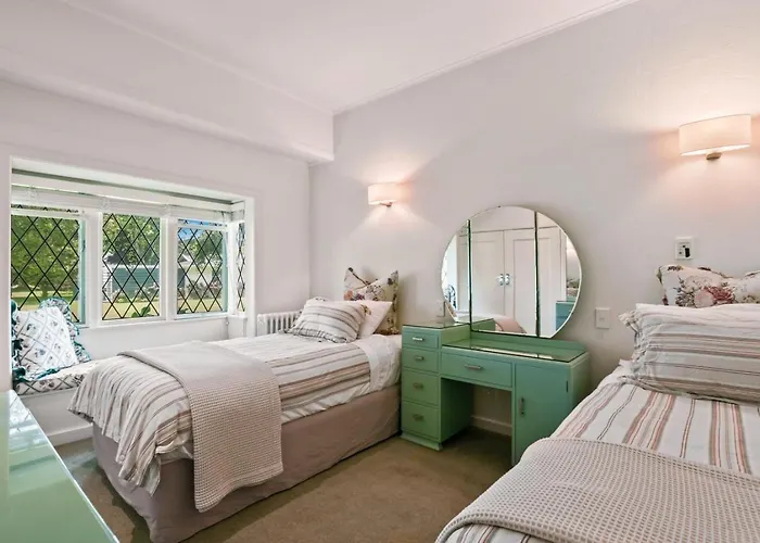 Te Puaha | River & Lakefront Retreat