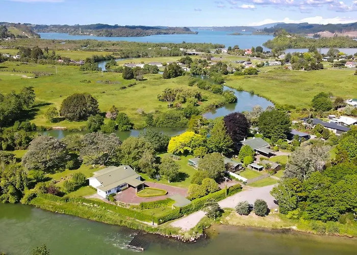 Te Puaha | River & Lakefront Retreat Ferienhaus Rotorua