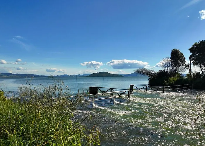 Te Puaha | River & Lakefront Retreat Ferienhaus *