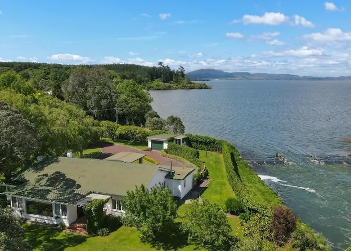 Ferienhaus Te Puaha | River & Lakefront Retreat