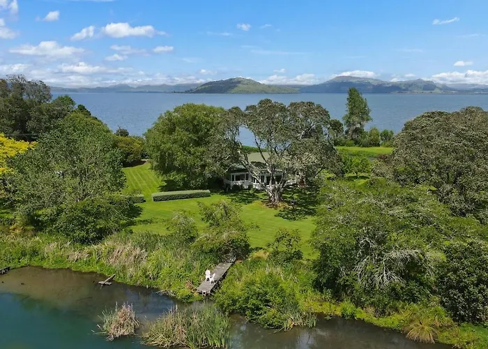 Ferienhaus Te Puaha | River & Lakefront Retreat *