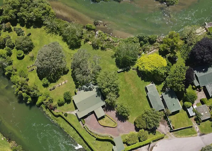 Te Puaha | River & Lakefront Retreat